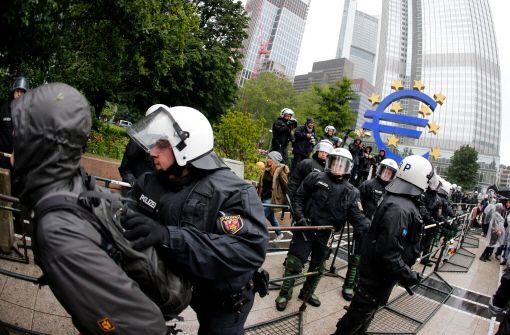 Blockupy ist wieder da. Aus Protest gegen die Sparpolitik in Europa demonstriert das kapitalismuskritische Bündnis in Frankfurt. Ziele sind unter anderem die EZB und der Flughafen. Foto: AP/dpa