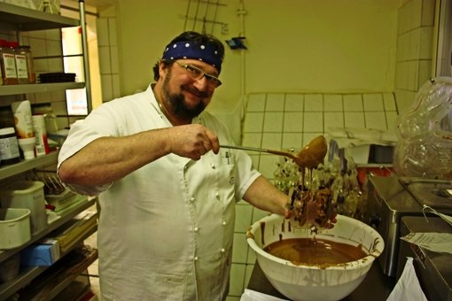 Der Chocolatier Horst Klaiber gießt große und kleine Schokohasen selbst. Foto:  