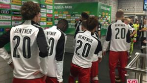 Die VfB-Spieler laufen mit Christian Gentners Name und Nummer ins Stadion ein. Foto: VfB Stuttgart