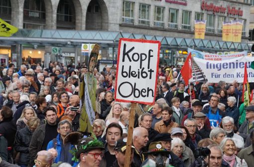 Laut Veranstalter nahmen 2000 Protestler an der Demo teil. Foto: Andreas Rosar Fotoagentur-Stuttg