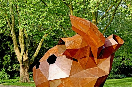 Nachdem sie in der   Göppinger Kunsthalle gezeigt wurde, ist Strumbels  Herz-Skulptur nun im Oberhofenpark zu sehen Foto: Kunstverein