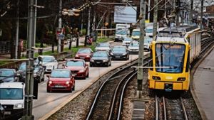 Ein gewohntes Bild: Im morgendlichen   Berufsverkehr fahren Autos und eine Stadtbahn auf der Heilbronner Straße nebeneinander her Foto: Lichtgut/Leif Piechowski