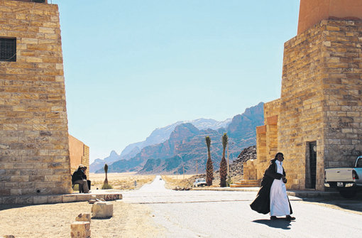 Sinfonie aus rotem Sand und Stein: Hinter dem Tor zur Wadi Rum, dem größten Trockental Jordaniens, beginnt eine Wüstenlandschaft mit Tausenden Farbnuancen. Foto: Weller