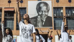 Am internationalen Nelson-Mandela-Tag finden 800 Aktionen zu Ehren des Friedensnobelpreisträgers statt.  Foto: EPA