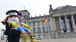 Die Etappe Berlin ist geschafft: Der Roboter hitchBOT vor dem Reichstag - der Einlass wurde ihm allerdings verwehrt. Foto: dpa-Zentralbild
