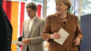 Auch Bundeskanzlerin Angela Merkel (CDU) hat am Sonntagmittag in Berlin ihre Stimme zur 18. Bundestagswahl abgegeben. Sie kam gegen 13.30 Uhr zu Fuß und in Begleitung ihres Ehemanns Joachim Sauer in das Wahllokal in der Humboldt-Universität im Bezirk Mitte. Foto: dpa