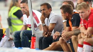 Enttäuschte Gesichter auf der Bank des VfB Stuttgart. Das Team von Jos Luhukay musste am Freitag die zweite Niederlage in der 2. Liga einstecken. Foto: Bongarts