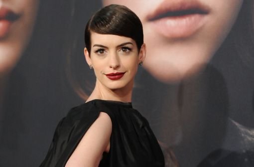 Große Rehaugen, makelloser Teint, burschikoser Kurzhaarschnitt: Anne Hathaway war der Hingucker auf der Premiere ihres neuen Films Les Miserables in New York. Foto: dapd