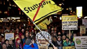 Die Stuttgart-21-Gegner wollen zur 250. Montagsdemonstration auf die Straße vor dem Hauptbahnhof – ein Gericht gibt ihnen Recht Foto: Peter Petsch