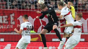 Sinnbild für eine desaströse Leistung: Vier Stuttgarter können einen Augsburger nicht stoppen. Foto: Baumann