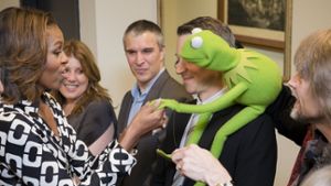Küss die Hand: Kermit, der Frosch, hat sich im Weißen Haus mit First Lady Michelle Obama köstlich amüsiert. Foto: Sgt. Sean K. Harp/ DoD photo