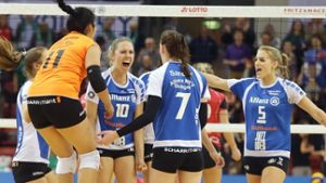 Jubel: Stuttgarts Volleyballerinnen feiern den Halbfinaleinzug Foto: Baumann