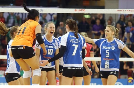 Jubel: Stuttgarts Volleyballerinnen feiern den Halbfinaleinzug Foto: Baumann