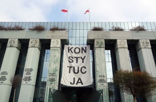 Am Obersten Gericht  in Warschau hängt ein Banner mit der Aufschrift „Verfassung“. Foto: dpa/Natalie Skrzypczak