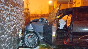 Die Flucht vor der Polizei endet für einen 29-Jährigen im Porsche Cayenne vor einer Wand in Winnenden.  Foto: Eyb