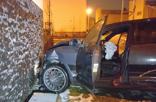 Die Flucht vor der Polizei endet für einen 29-Jährigen im Porsche Cayenne vor einer Wand in Winnenden.  Foto: Eyb