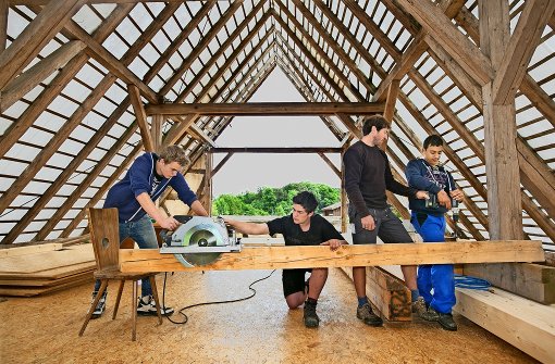 Mit Kopf, Herz und Hand lernen die Jugendlichen der Ziegelhütte, wie hier beim Dachausbau des Schafstalls. Foto: Horst Rudel