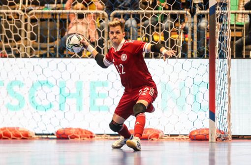 Philipp  Pless in der Manier eines Handballtorwarts – schnelle Abwürfe sind beim Futsal gefragt. Foto: imago/Nico Herbertz