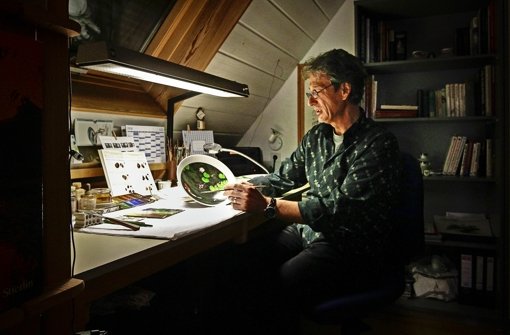Fast wie im früheren Leben: Harald Schweizer hat sich in Korntal unter dem Dach einen Arbeitsplatz eingerichtet. Foto: factum/Bach