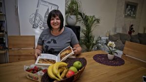 Bettina Frank ist auf der Suche nach Rezepten, die gut schmecken und trotzdem zu ihrer Diät passen Foto: Peter Petsch