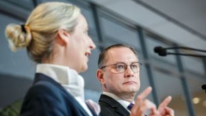 Die AfD-Politiker Alice Weidel und Tino Chrupalla - ihre Partei soll mehr als 100 Rechtsextremisten im Bundestag beschäftigen. Foto: Kay Nietfeld/dpa