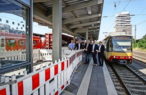 Die weißen Leitlinien für Blinde hätte der OB Jürgen Kessing (Mitte)  gerne auch auf dem Bahnsteig der S-Bahn gegenüber. Foto: factum/Bach