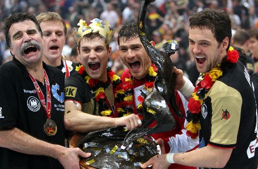 Triumph bei der Heim-WM 2007: Heiner Brand (li.) und die deutsche Nationalmannschaft. Foto: dpa