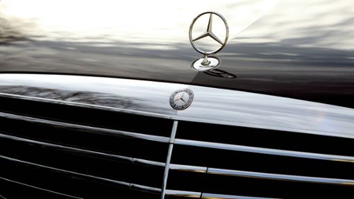 Der Mercedesstern auf der Motorhaube einer S-Klasse. Foto: imago/Norbert Schmidt