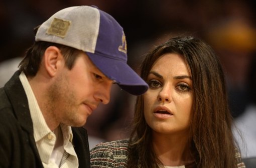 Ashton Kutcher und Mila Kunis als Zuschauer beim Basketball.  Foto: dpa