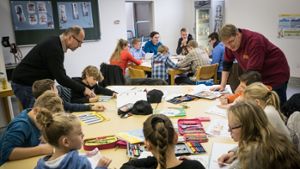 Bereichslehrer Michael Widmann kümmert sich mit einem Team um die individuelle Förderung der Schaustellerkinder auf dem Stuttgarter Frühlingsfest. Foto: Lichtgut/Achim Zweygarth