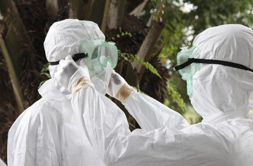 Kleine Mengen des experimentellen Medikaments ZMapp werden erstmals in Liberia zwei Erkrankten verabreicht. (Symbolfoto) Foto: dpa