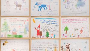 Die Bildkombo zeigt Wunschzettel von Kindern an den Weihnachtsmann, aufgenommen im Weihnachtspostamt im Hildesheimer Stadtteil Himmelsthür (Niedersachsen). Foto: dpa