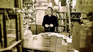Er verstand sich als einen „Bücher verkaufenden Leser“: Wendelin Niedlich in seinem Laden in der Schmalen Straße. Foto: Horst Rudel