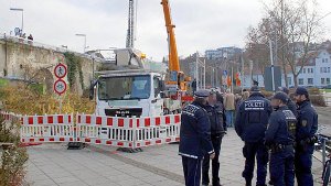 Um Fällarbeiten an einer Trauerweide in Stuttgart-Feuerbach zu schützen, rückte die Polizei am Donnerstag aus. Foto: dpa