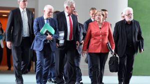 Sie waren dabei: Stuttgarts OB Fritz Kuhn (Zweiter von links) und Staatssekretär Klaus-Peter Murawski (rechts) Anfang September beim Diesel-Gipfel mit Kanzlerin Angela Merkel und anderen Teilnehmern. Foto: dpa