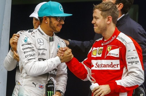 Respektvolle Gratulation - Lewis Hamilton (links) holt bei der Qualifikation zum Großen Preis von Malaysia am Samstag die Pole Position. Sebastian Vettel wird Zweiter. Foto: EPA