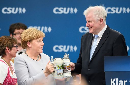 Mein Bier, dein Bier: Merkel und Seehofer am Schluss des Versöhnungsauftritts Foto: Getty Images Europe