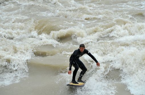 Surfer, wie hier in München, könnten bald auch auf dem Neckar in Stuttgart unterwegs sein. Foto: dpa