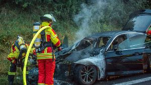 Der BMW ist aus bislang unbekannter Ursache in Flammen aufgegangen. Foto: 7aktuell.de/Simon Adomat