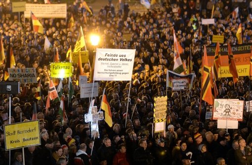 Anhänger der Pegida demonstrieren am Abend des 26. Oktober 2015 auf dem Theaterplatz in Dresden. Foto: dpa