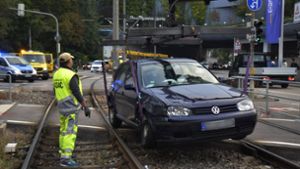In der Neckartalstraße in Stuttgart wurde ein Auto bei einem Zusammenstoß in das Gleisbett der Stadtbahn geschoben. Foto: Andreas Rosar Fotoagentur-Stuttgart