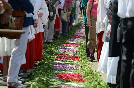Blumenteppiche gehören zur Fronleichnamstradition wie die Prozessionen. Foto: dpa
