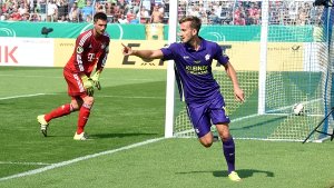 Großer Moment für den kleinen FC Nöttingen: Niklas Hecht-Zirpel (rechts) netzt gegen den Münchner Torwart Sven Ulreich ein. Foto: dpa
