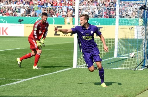 Großer Moment für den kleinen FC Nöttingen: Niklas Hecht-Zirpel (rechts) netzt gegen den Münchner Torwart Sven Ulreich ein. Foto: dpa