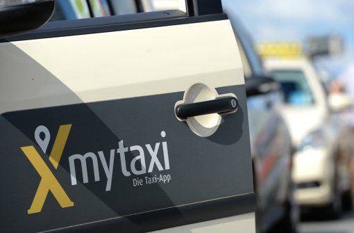 Daimler vermittelt über seine Tochterfirma MyTaxi Taxifahrten. Weil es dabei Rabattaktionen gibt, gehen die klassischen Verbände und Vermittlungszentralen vor Gericht Foto: dpa