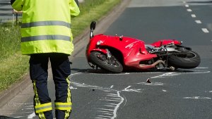Weil er freihändig und im Stehen gefahren ist, hat ein Motorradfahrer am Sonntag bei Lorch (Ostalbkreis) einen Unfall mit einem Toten verursacht. (Symbolbild) Foto: dpa