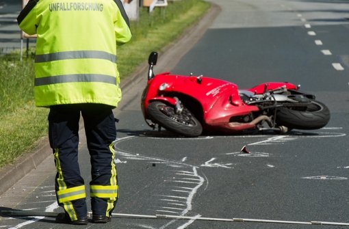 Weil er freihändig und im Stehen gefahren ist, hat ein Motorradfahrer am Sonntag bei Lorch (Ostalbkreis) einen Unfall mit einem Toten verursacht. (Symbolbild) Foto: dpa