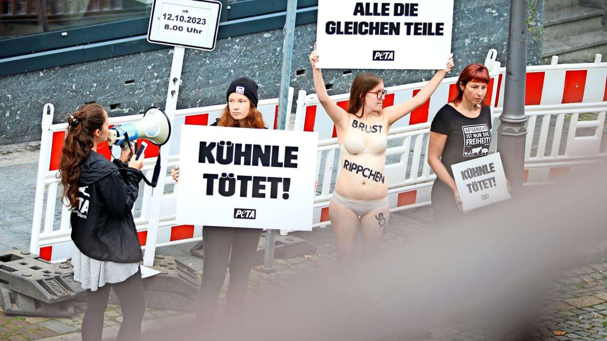 Aktion gegen Metzgerei  in Backnang: Peta demonstriert mit nackten Tatsachen