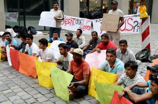 Bereits am dritten Tag protestieren Asylbewerber aus dem Main-Tauber-Kreis in Stuttgart für eine bessere Behandlung. Die Flüchtlinge, die unter anderem aus Afghanistan, Pakistan und dem Irak kommen, campieren seit Mittwoch nahe der Königstraße. Foto: dpa