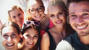 Selfie mit dem Bachelor: Clea-Lacy (unten links) und Erika (ganz rechts) mit ihren Mitstreiterinnen. Foto: RTL